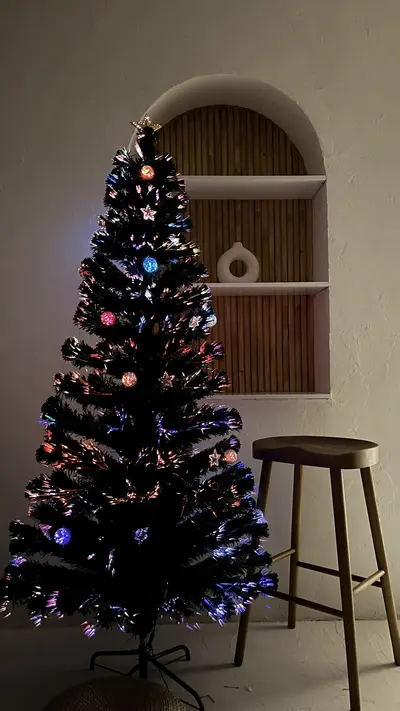 Árbol con fibra óptica y estrellas encendido
