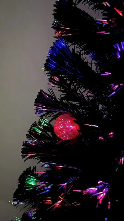 Detalle de bola y fibra óptica encendidas