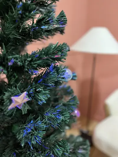 Detalle de estrellas y bolas en el árbol de fibra óptica
