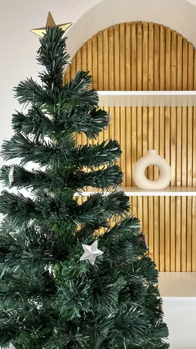 Detalle de estrellas en el árbol de 210 cm