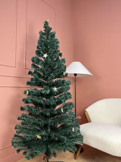 Árbol de fibra óptica de 210 cm junto a un sillón