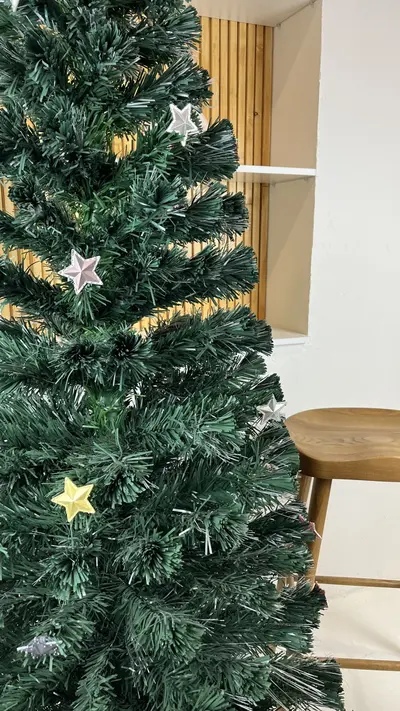 Detalle de estrellas doradas en las ramas