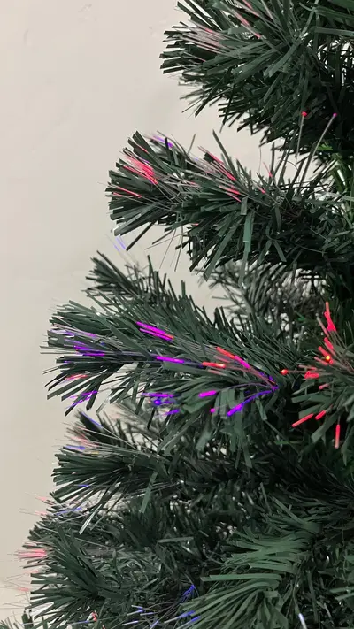 Fibra óptica iluminada en colores en las ramas