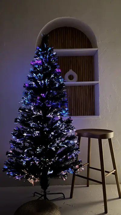 Árbol de fibra óptica encendido en penumbra