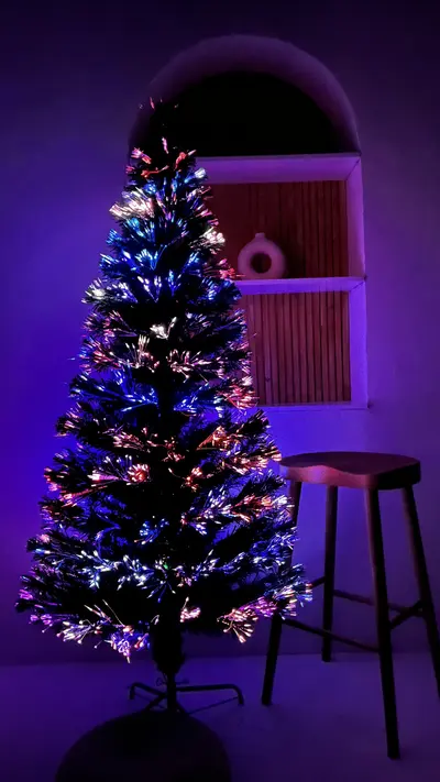 Árbol de fibra óptica iluminado de noche